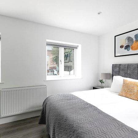 Cozy Apartments With King Size Beds Near Enfield Town & Chase Farm Train Stations With Wifi And Parking Екстериор снимка