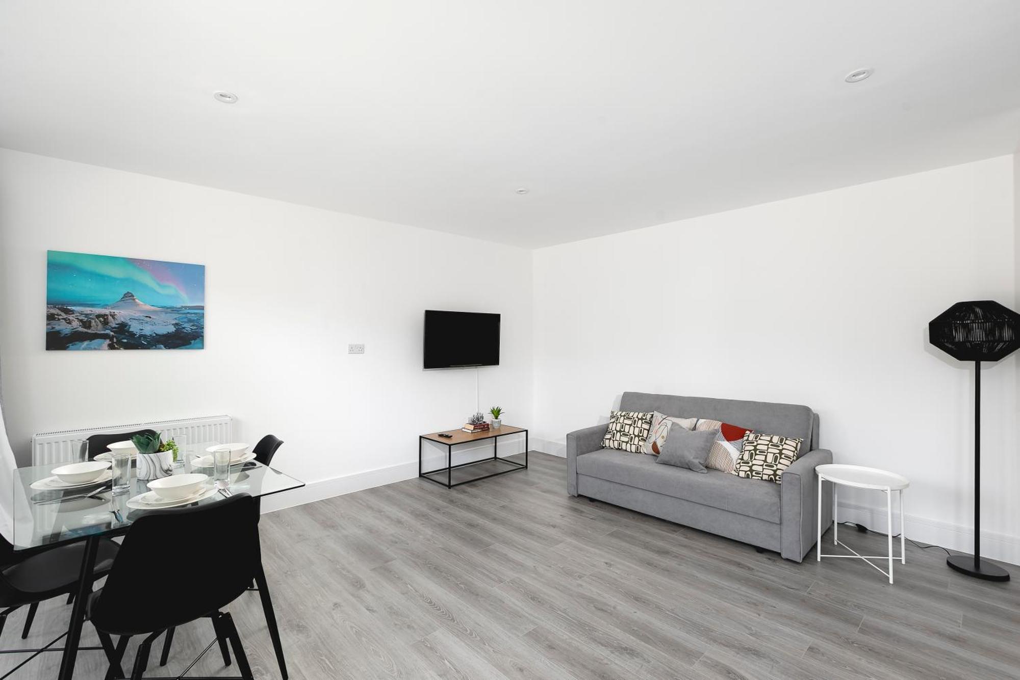 Cozy Apartments With King Size Beds Near Enfield Town & Chase Farm Train Stations With Wifi And Parking Екстериор снимка
