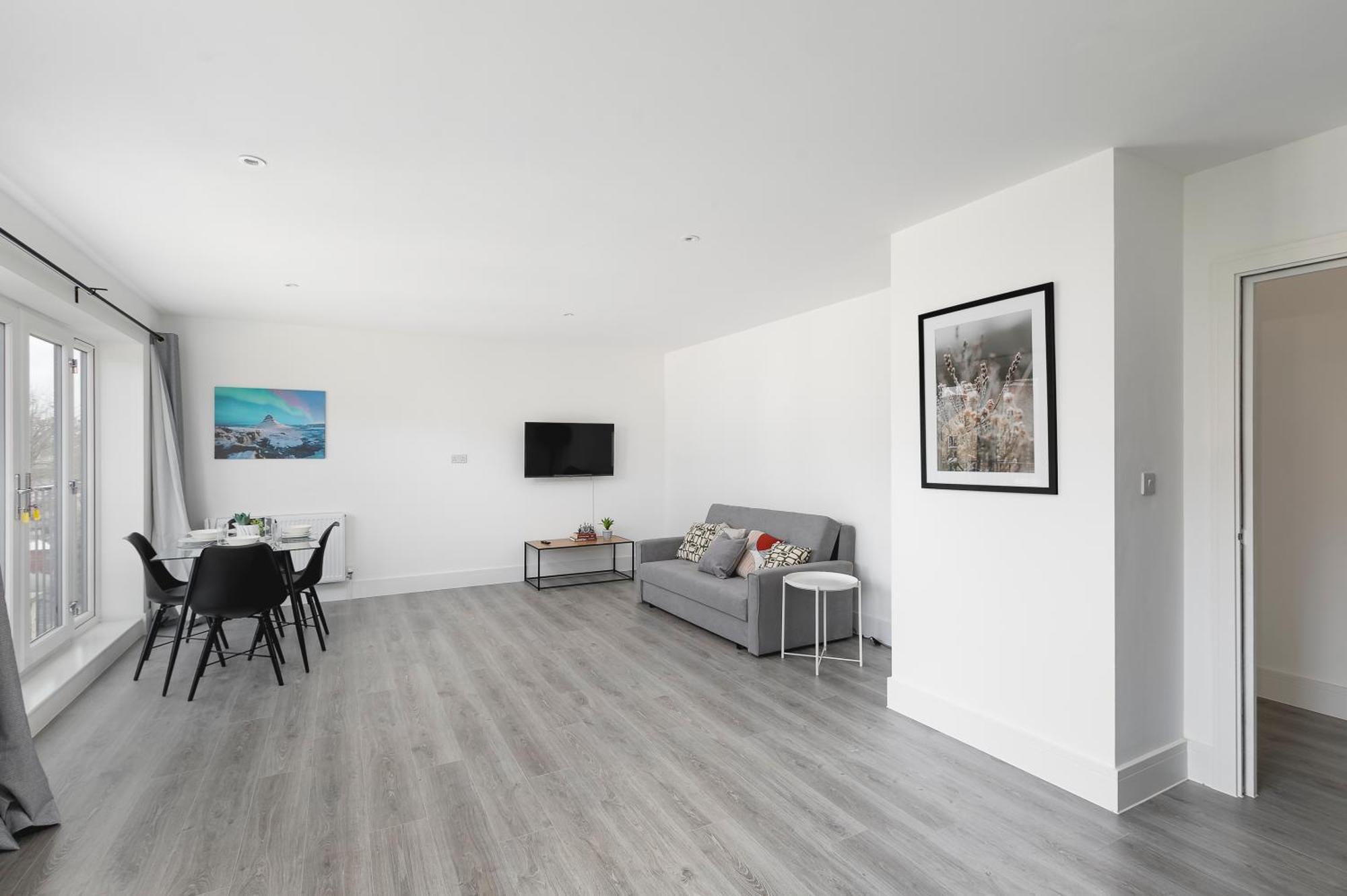 Cozy Apartments With King Size Beds Near Enfield Town & Chase Farm Train Stations With Wifi And Parking Екстериор снимка