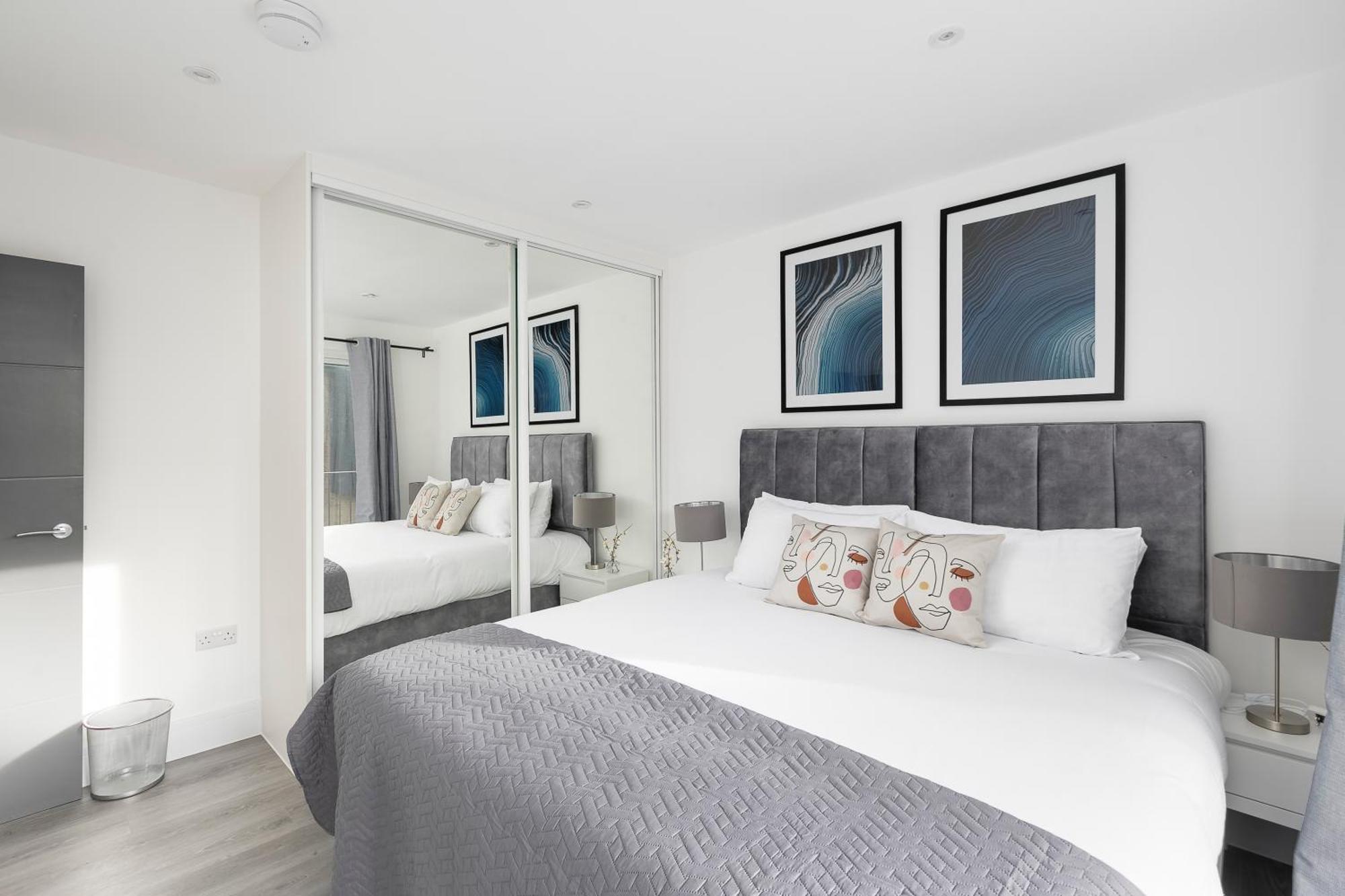 Cozy Apartments With King Size Beds Near Enfield Town & Chase Farm Train Stations With Wifi And Parking Екстериор снимка
