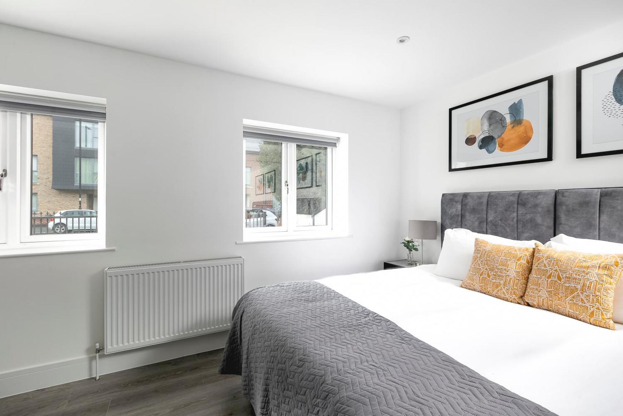 Cozy Apartments With King Size Beds Near Enfield Town & Chase Farm Train Stations With Wifi And Parking Екстериор снимка
