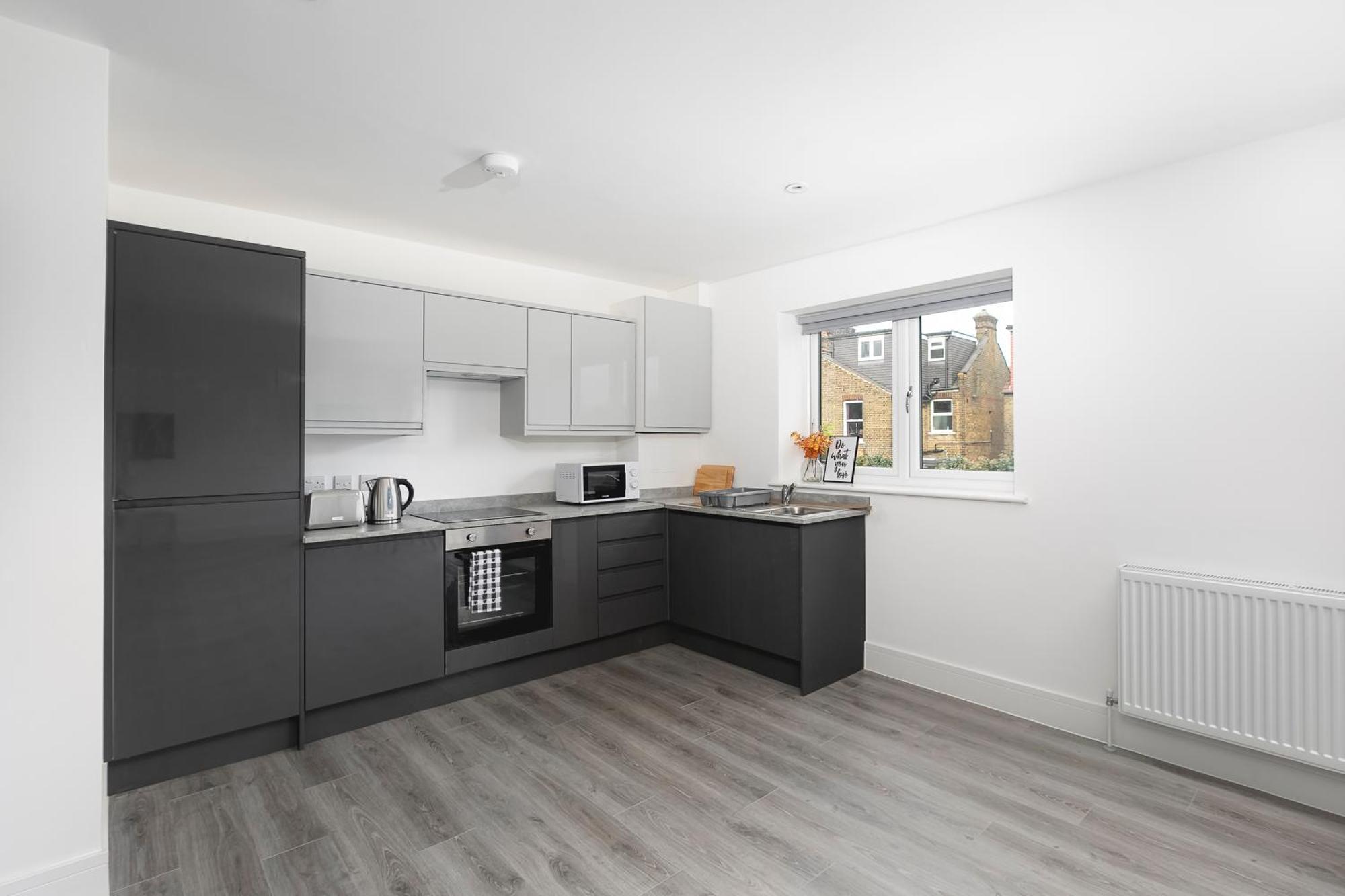 Cozy Apartments With King Size Beds Near Enfield Town & Chase Farm Train Stations With Wifi And Parking Екстериор снимка